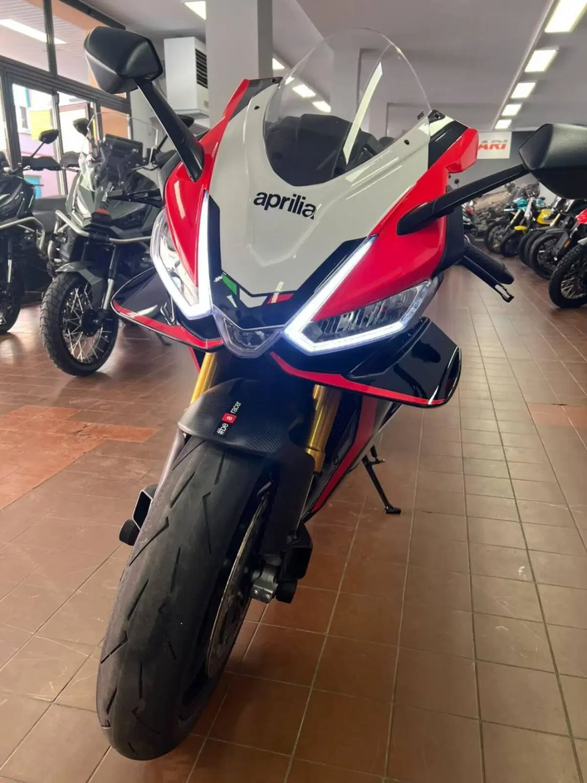 Aprilia RSV4 1100 Factory SE-09 SBK (2024) (3)