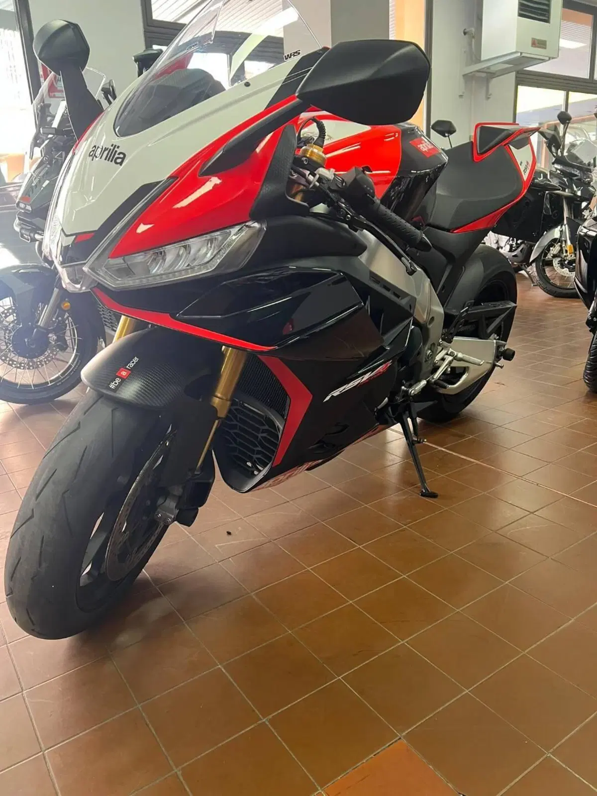 Aprilia RSV4 1100 Factory SE-09 SBK (2024) (4)