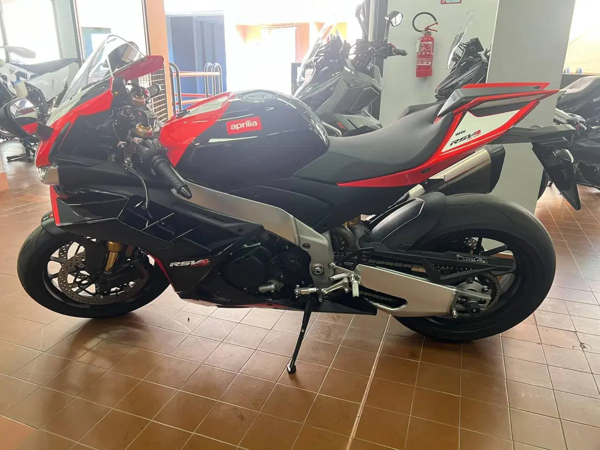 Aprilia RSV4 1100 Factory SE-09 SBK (2024) (5)