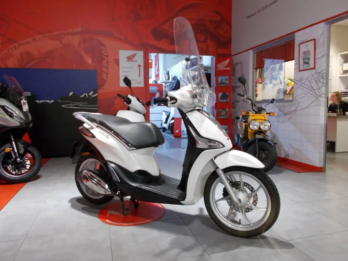 Piaggio Liberty 50 i-get (2016 - 18) (11)