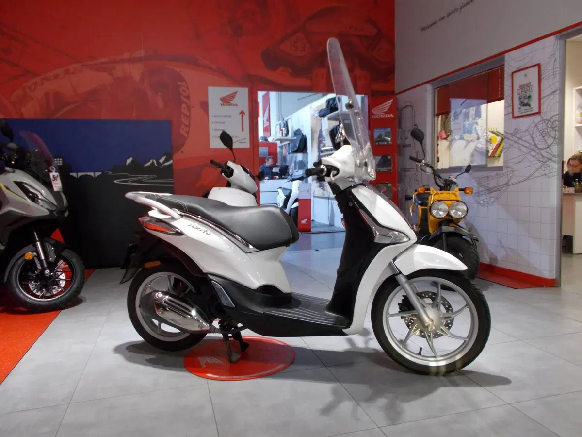 Piaggio Liberty 50 i-get (2016 - 18) (12)