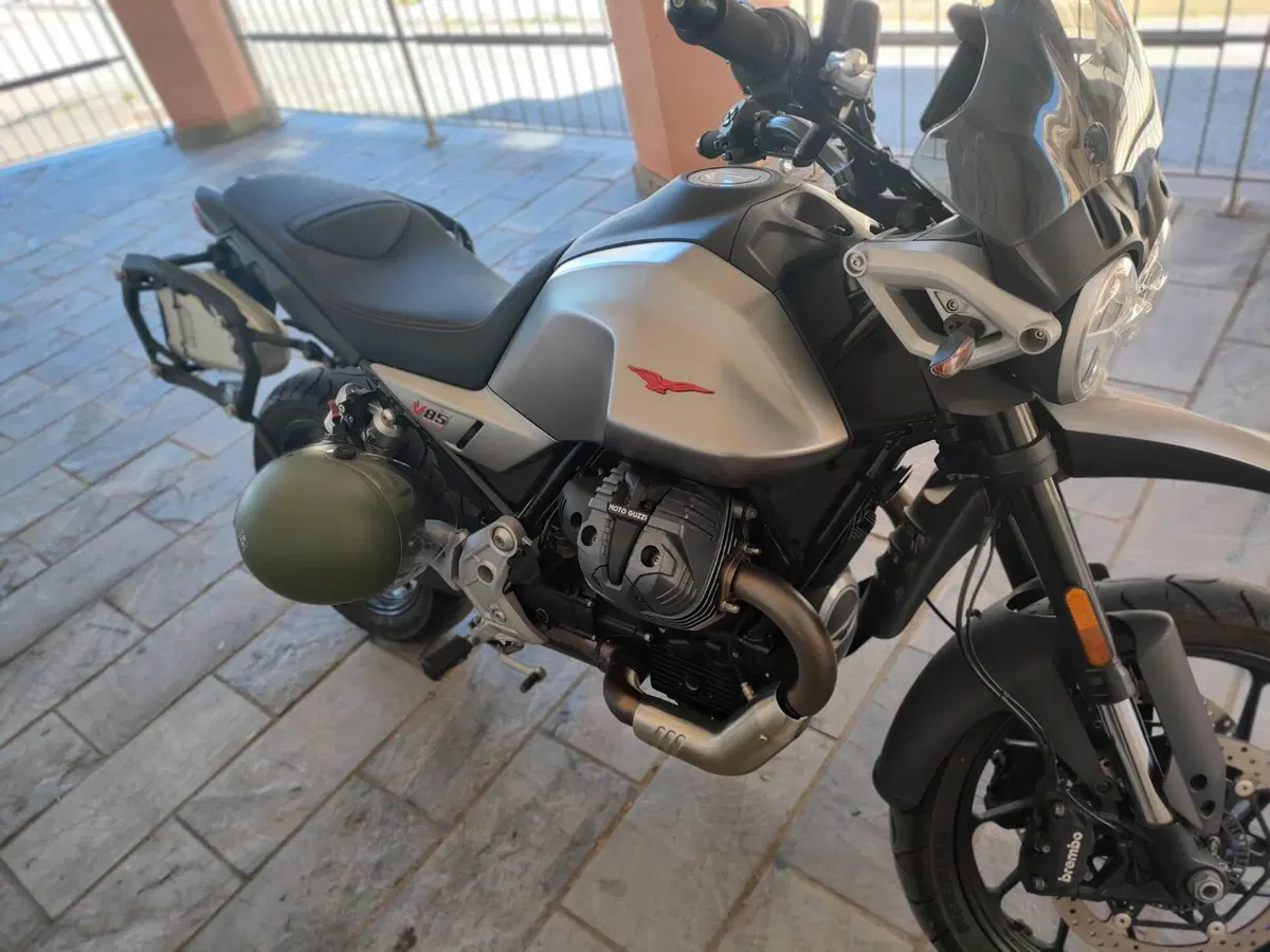 Moto Guzzi V85 Strada (2024 - 26) (2)