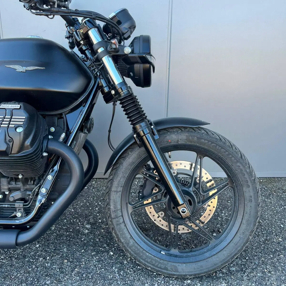 Moto Guzzi V7 Stone (2025 - 26) (2)