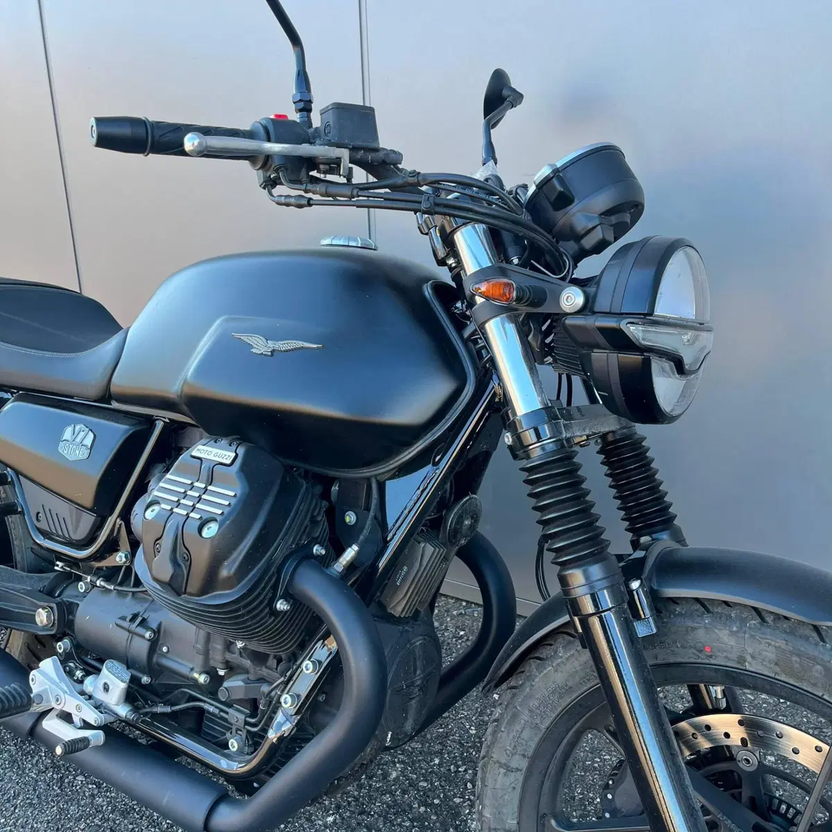 Moto Guzzi V7 Stone (2025 - 26) (4)