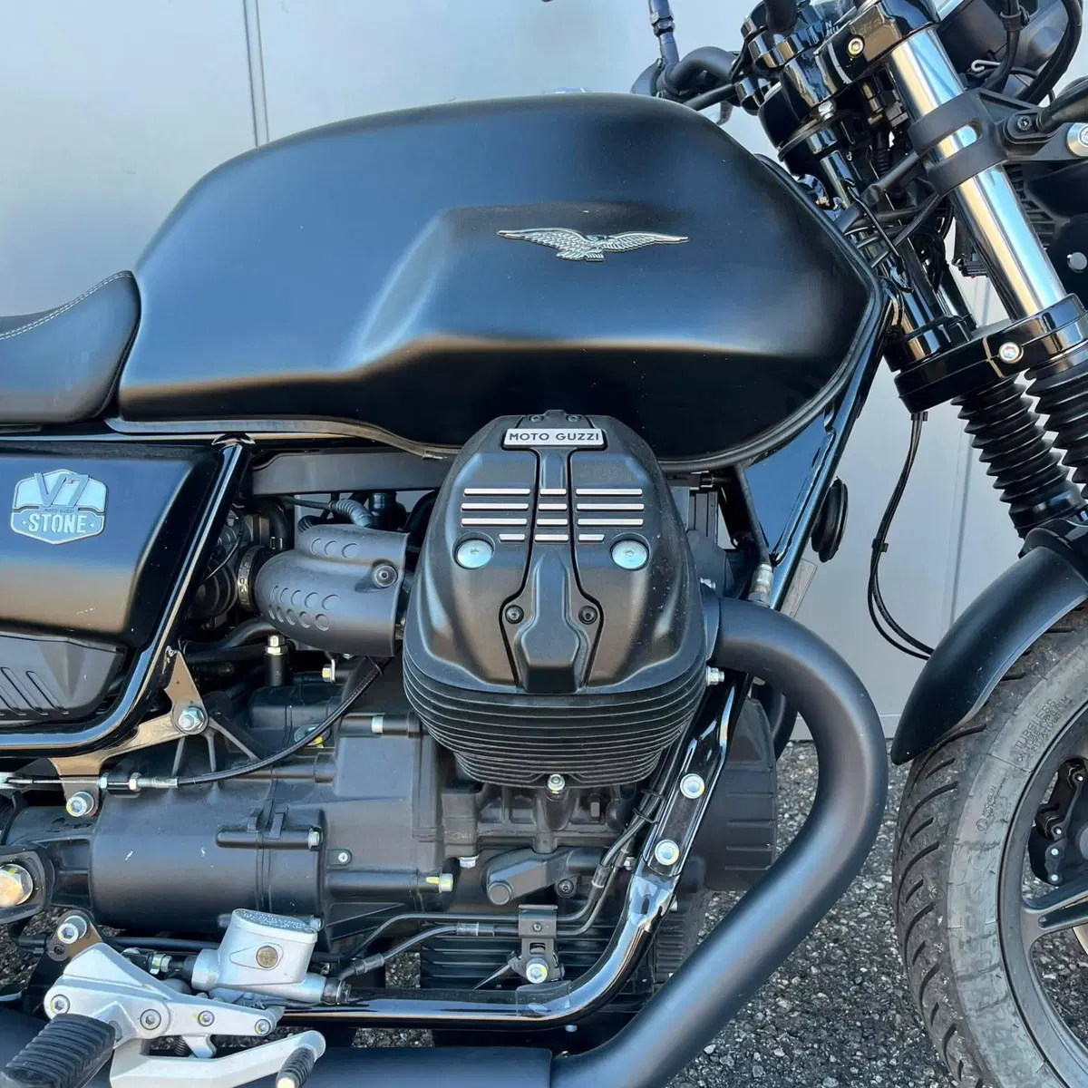 Moto Guzzi V7 Stone (2025 - 26) (8)