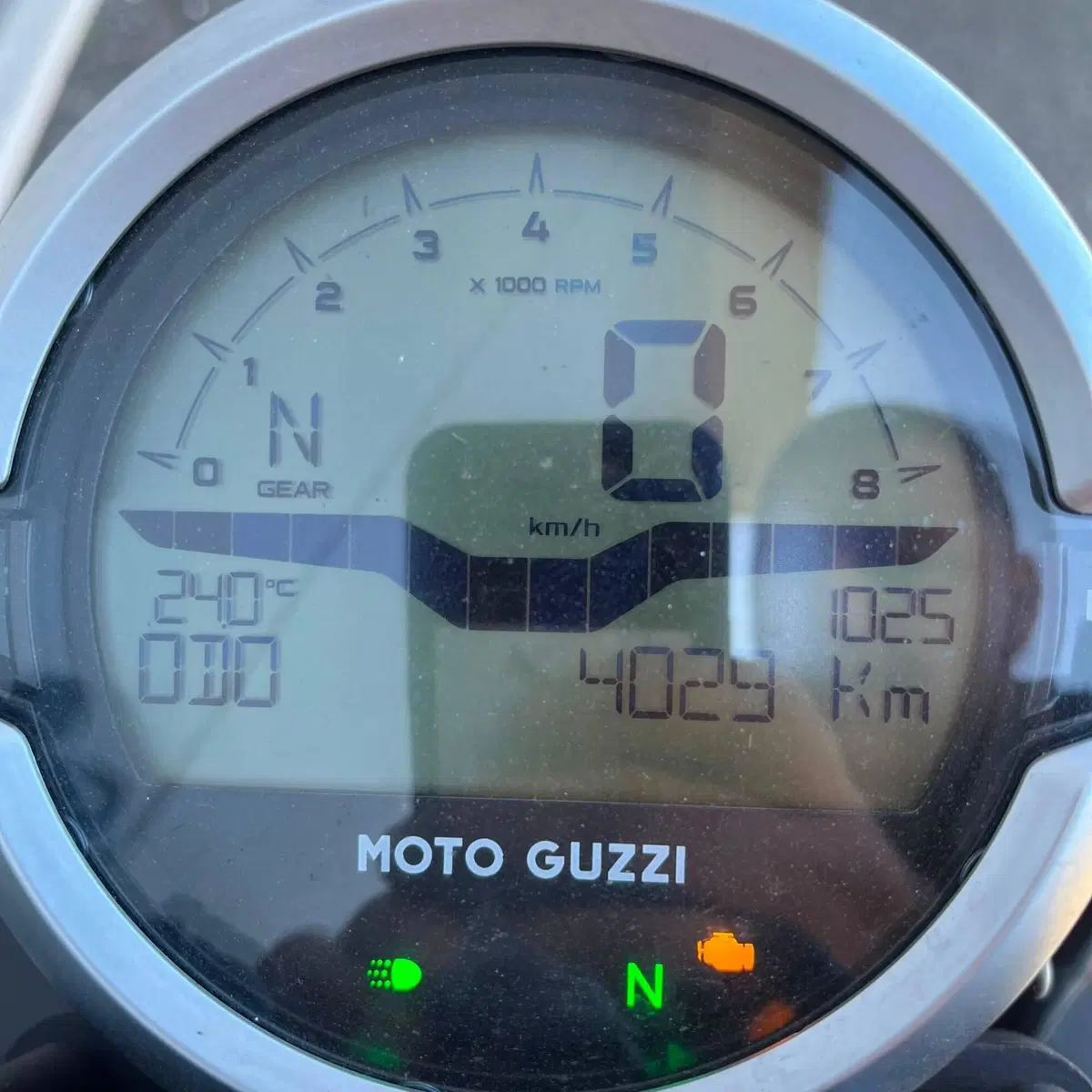 Moto Guzzi V7 Stone (2025 - 26) (9)