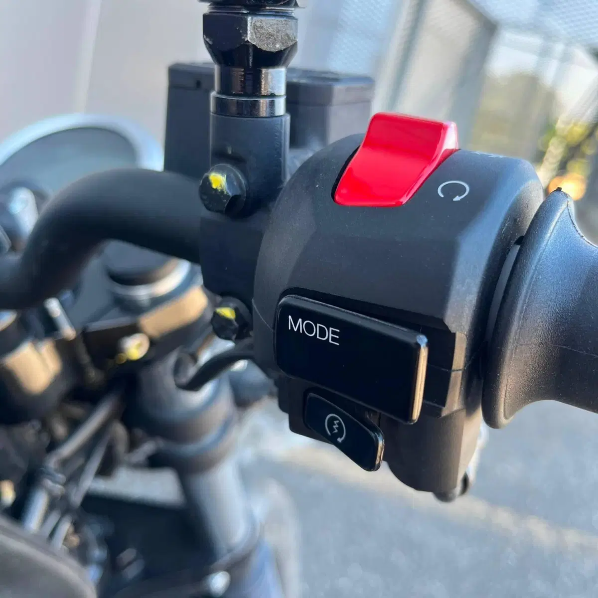 Moto Guzzi V7 Stone (2025 - 26) (10)
