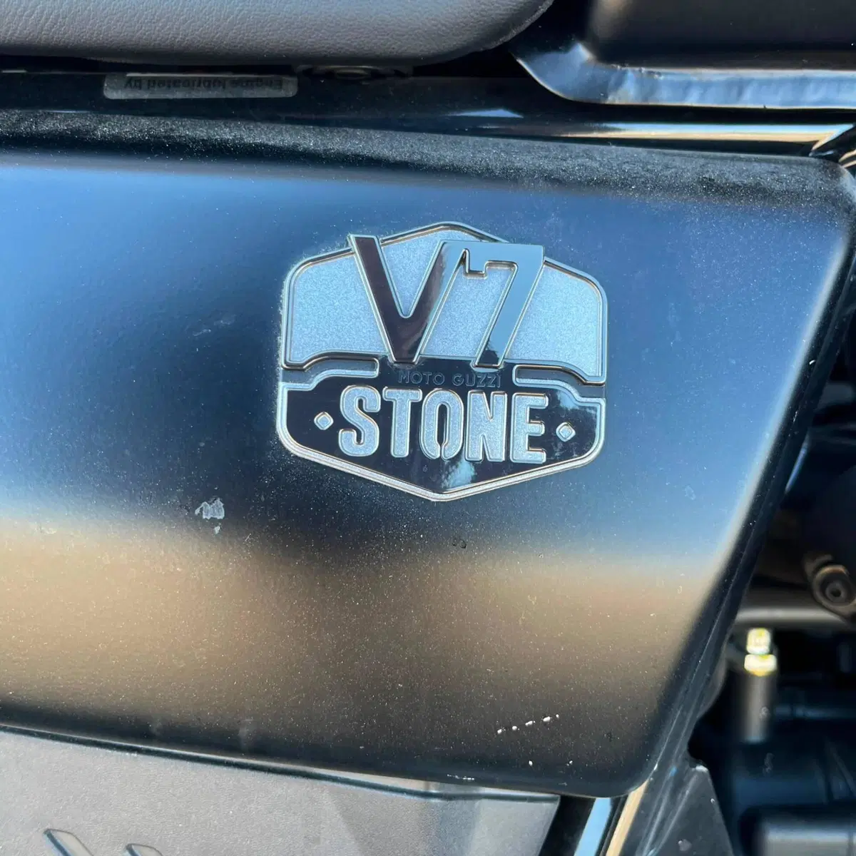 Moto Guzzi V7 Stone (2025 - 26) (12)