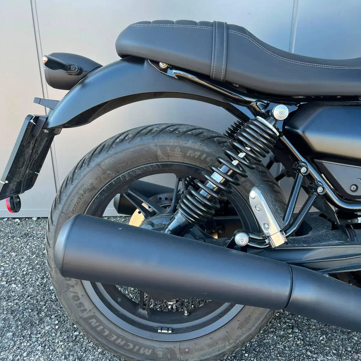 Moto Guzzi V7 Stone (2025 - 26) (13)