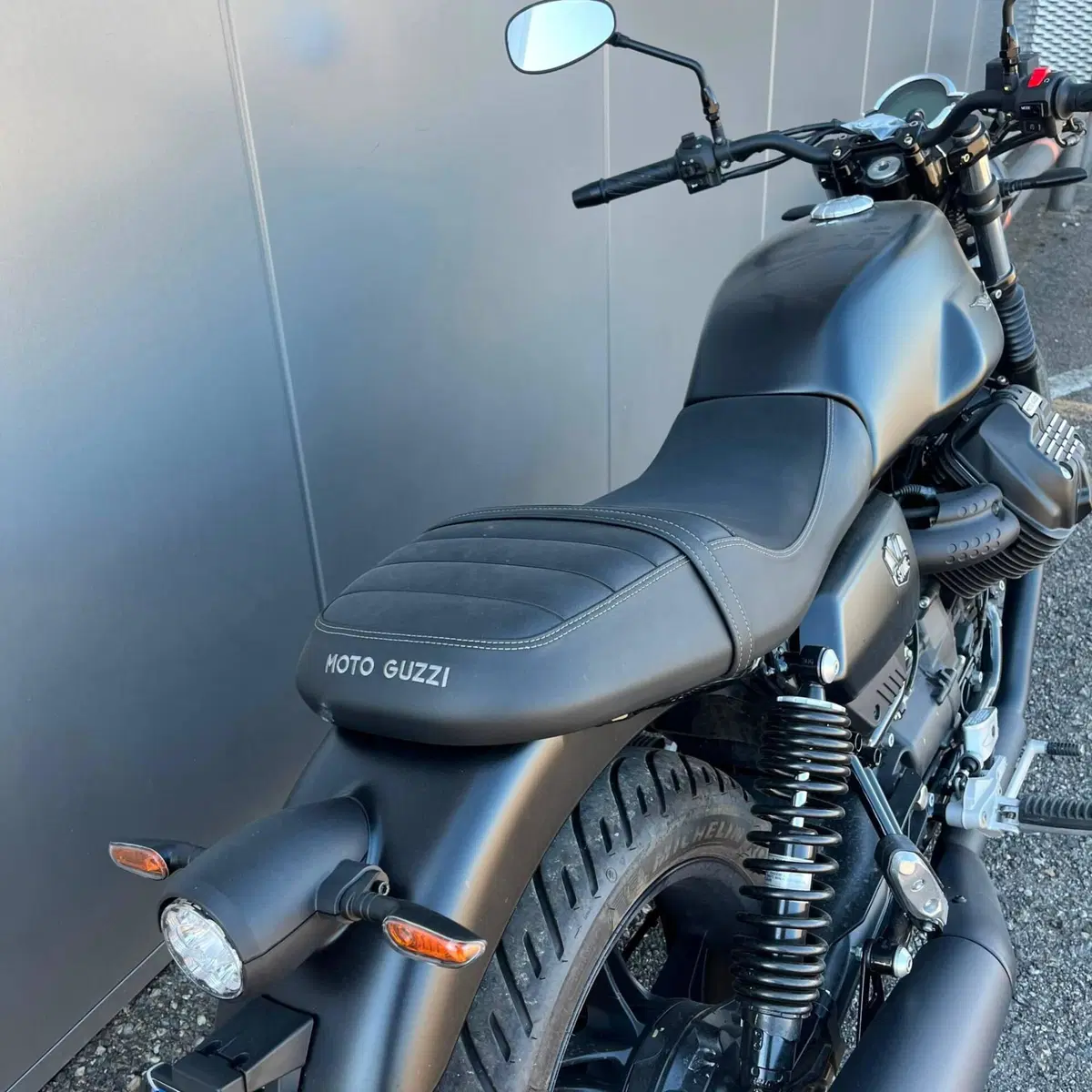 Moto Guzzi V7 Stone (2025 - 26) (14)