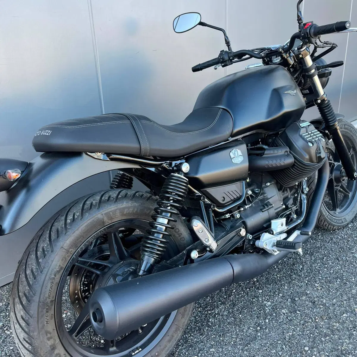 Moto Guzzi V7 Stone (2025 - 26) (15)
