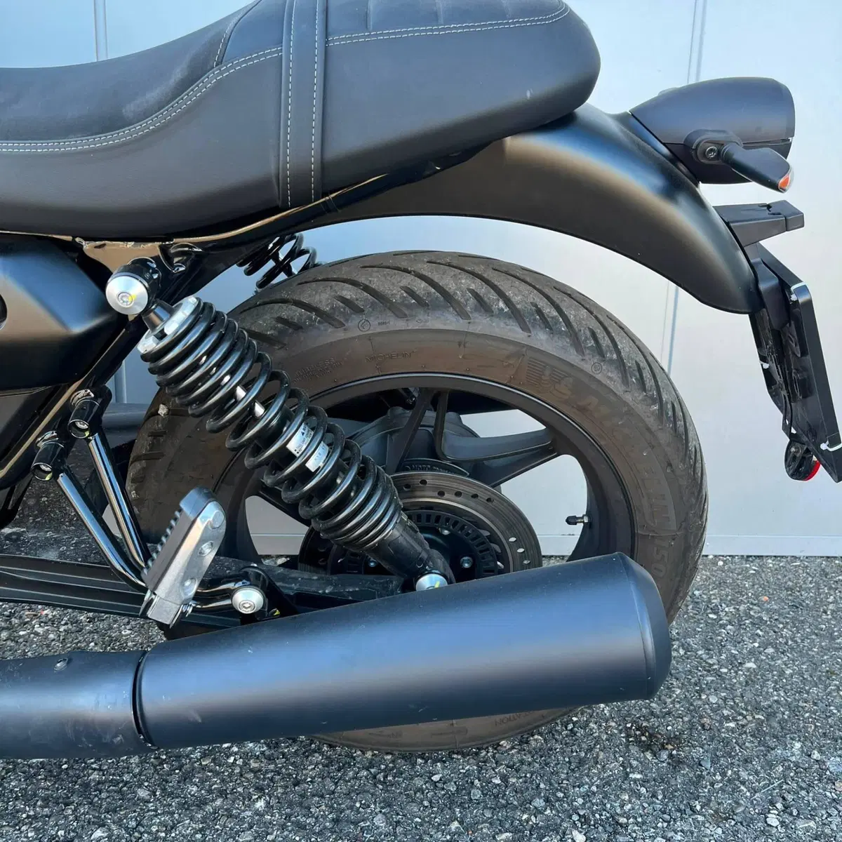 Moto Guzzi V7 Stone (2025 - 26) (18)