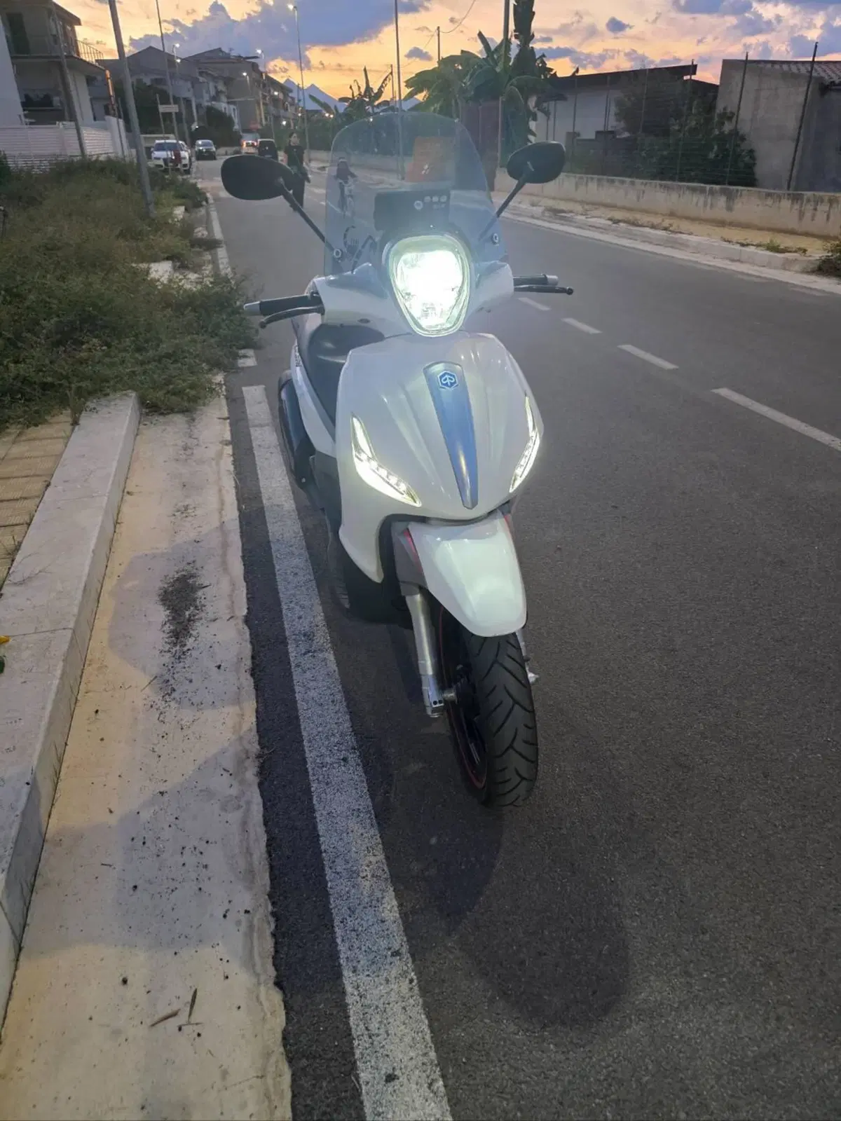 Piaggio Beverly 350 SportTouring ie ABS (2011 - 17) (3)
