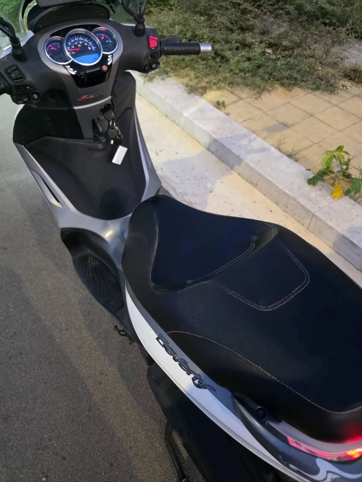 Piaggio Beverly 350 SportTouring ie ABS (2011 - 17) (4)