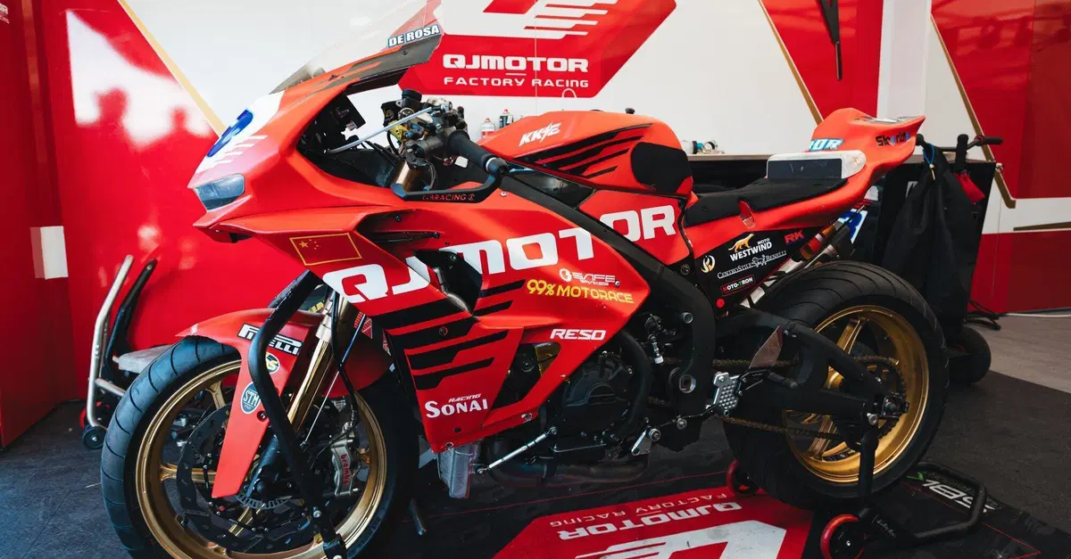 SBK – Grandi cambiamenti nella Supersport 2027. Nuovi Team ufficiali per Triumph e QJ