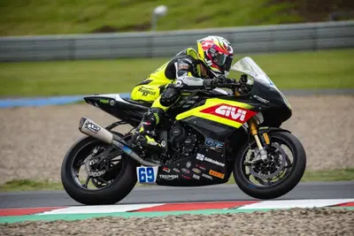 SBK – Grandi cambiamenti nella Supersport 2027. Nuovi Team ufficiali per Triumph e QJ