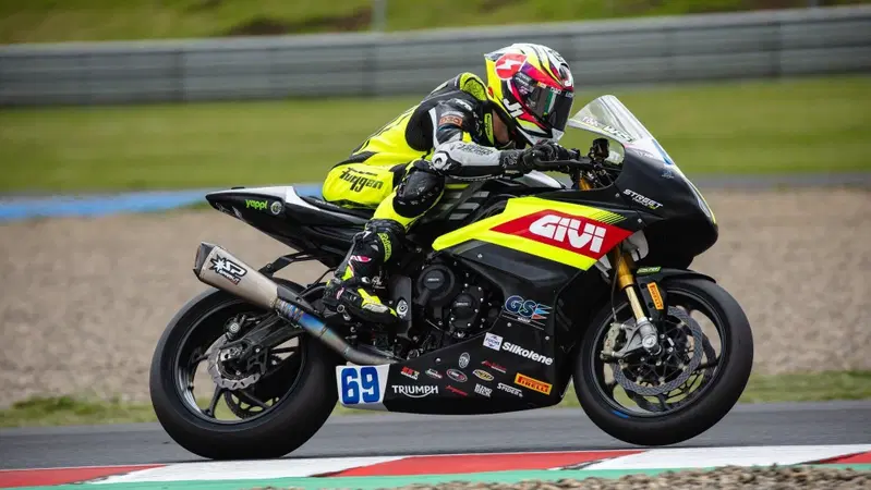 SBK – Grandi cambiamenti nella Supersport 2027. Nuovi Team ufficiali per Triumph e QJ