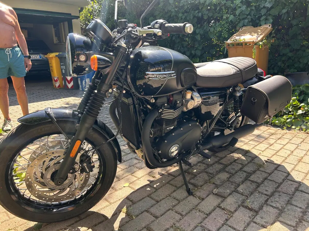 Triumph Bonneville T120 Black (2021 - 25) (4)