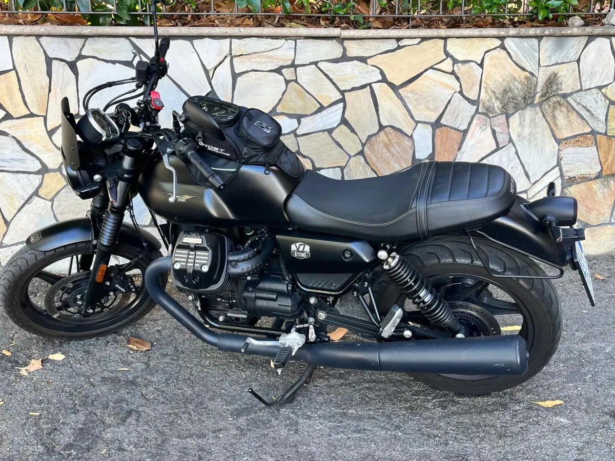 Moto Guzzi V7 Stone (2021 - 24) (2)