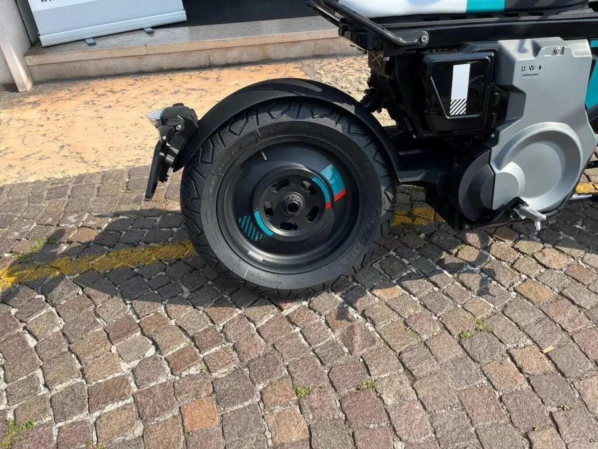 Bmw CE 02 (2024 - 26) (4)