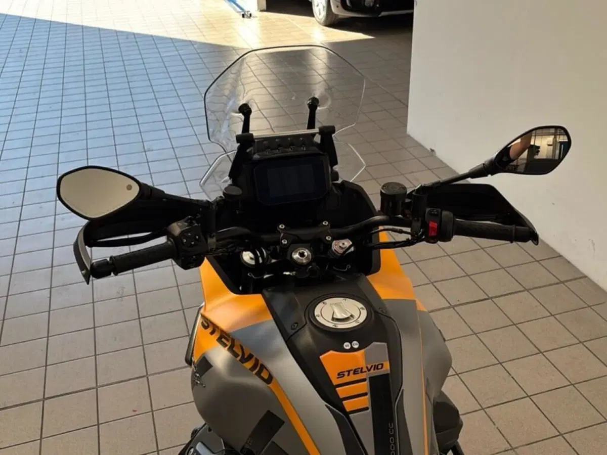 Moto Guzzi Stelvio (2024 - 26) (8)