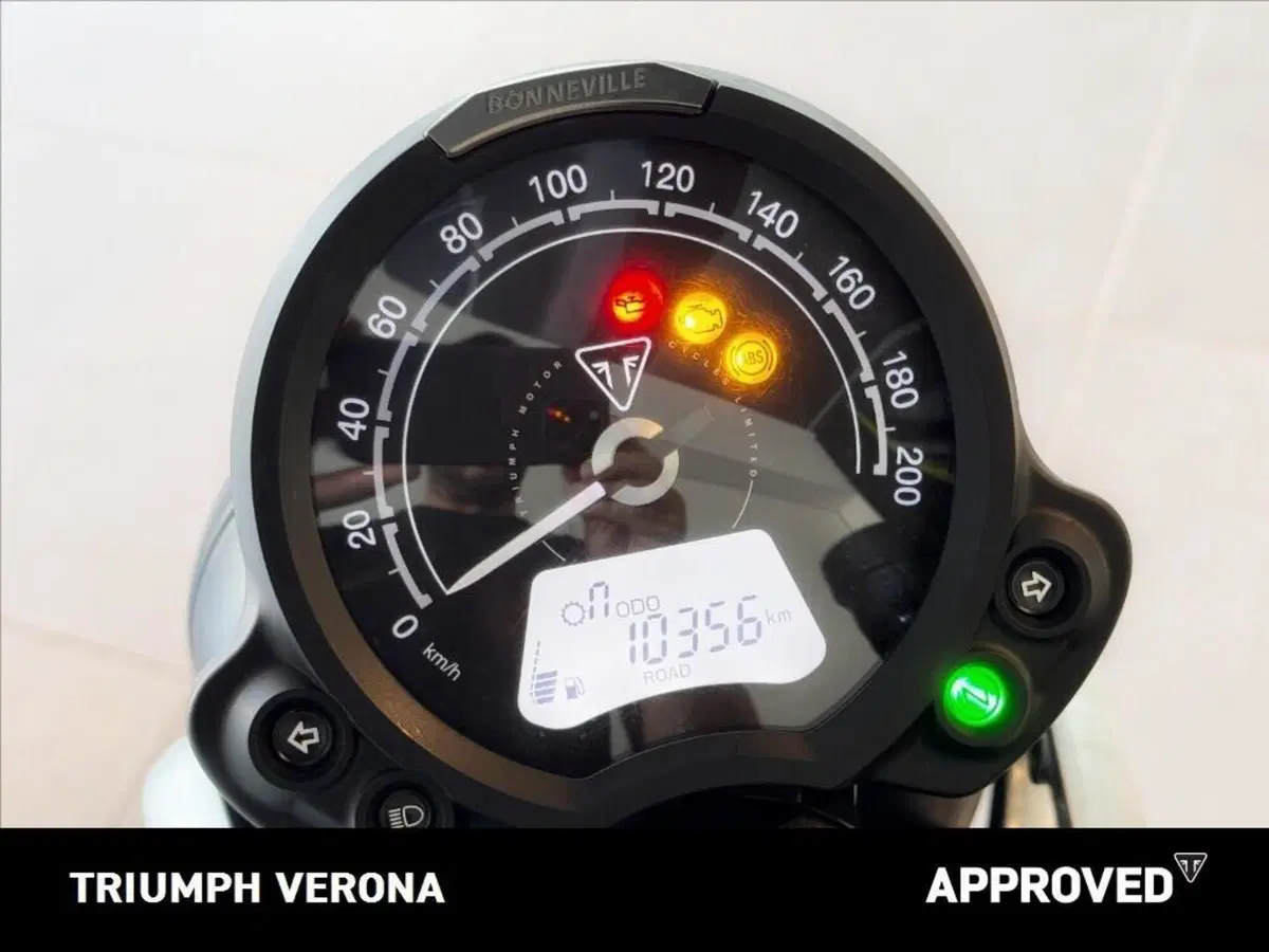 Triumph Street Twin 900 (2021 - 22) (4)