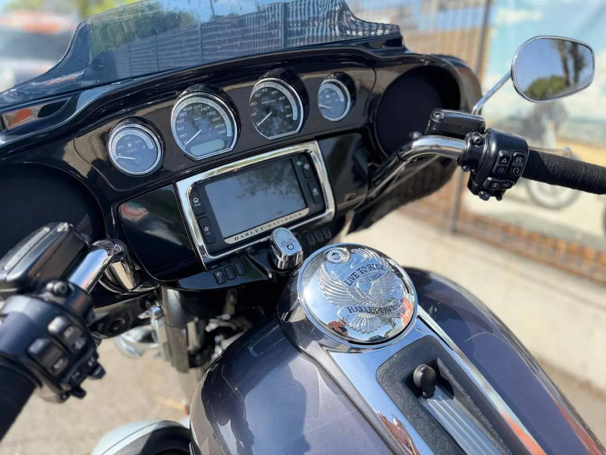 Harley-Davidson 1690 Electra Glide Ultra Classic (2014 - 16) - FLHTCU (4)