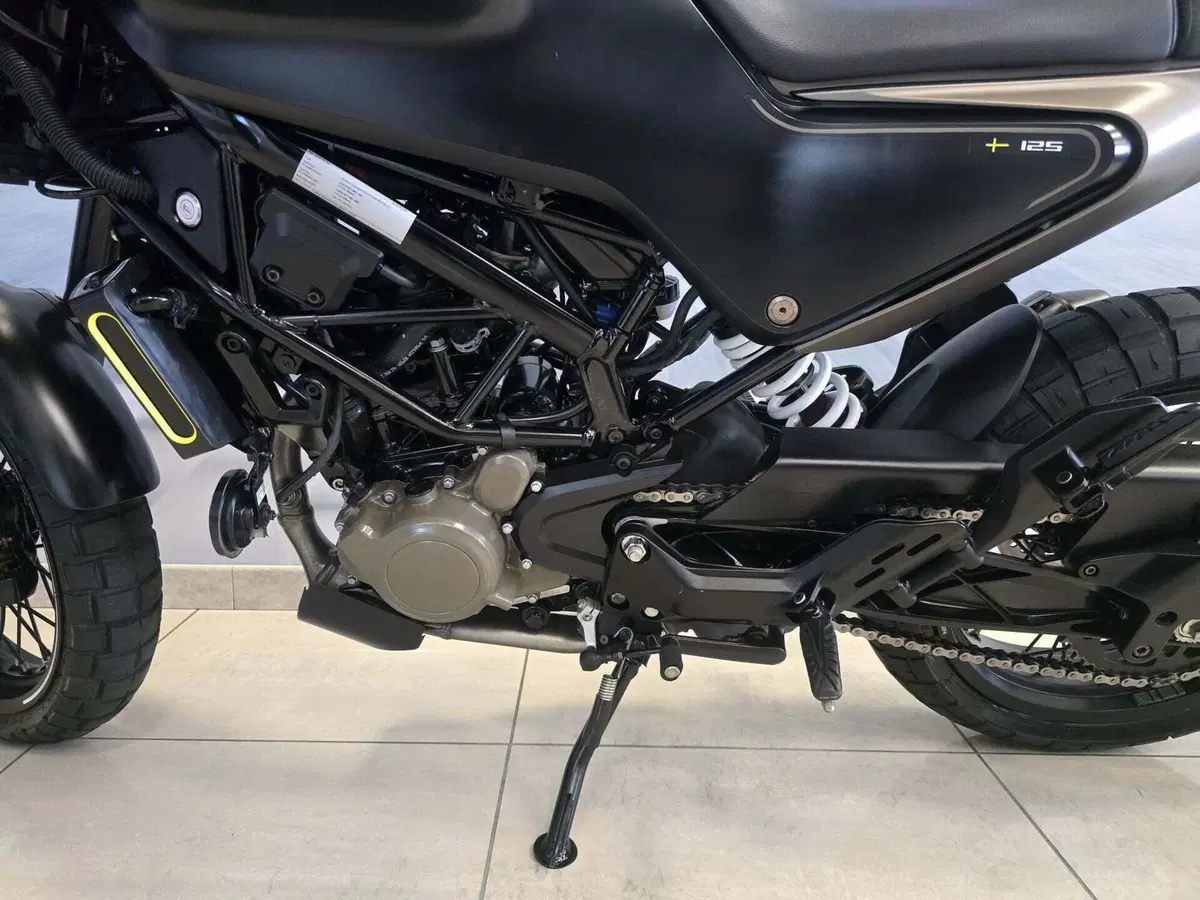 Husqvarna Svartpilen 125 (2021 - 23) (8)