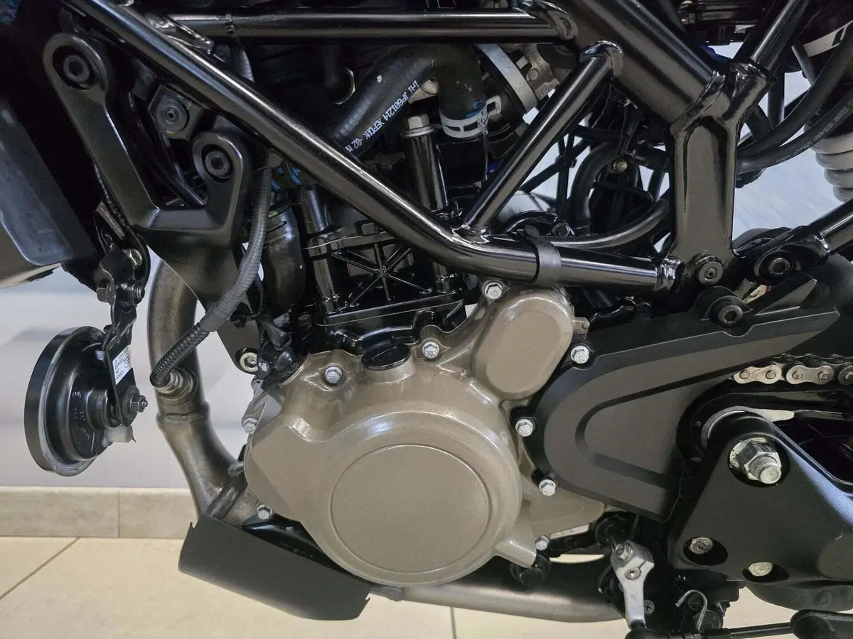Husqvarna Svartpilen 125 (2021 - 23) (9)
