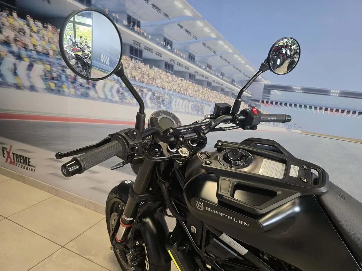 Husqvarna Svartpilen 125 (2021 - 23) (11)