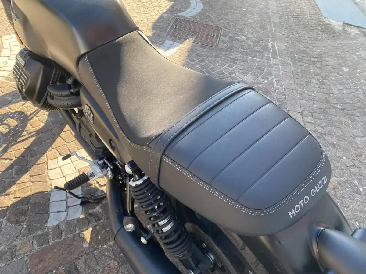 Moto Guzzi V7 Stone (2021 - 24) (5)