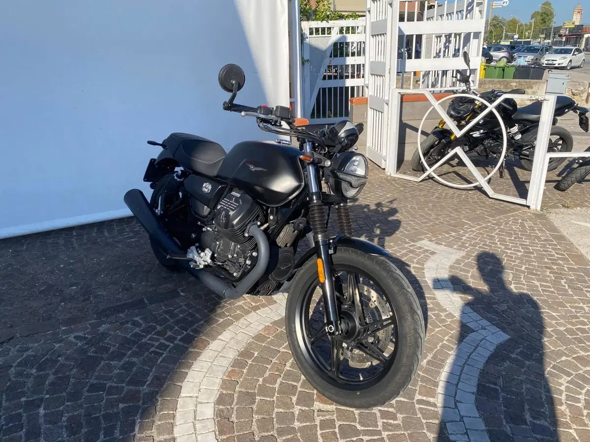 Moto Guzzi V7 Stone (2021 - 24) (2)