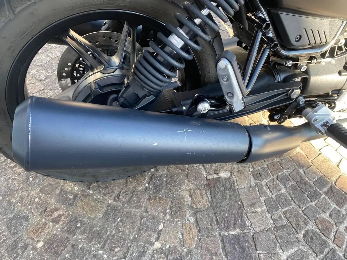 Moto Guzzi V7 Stone (2021 - 24) (6)