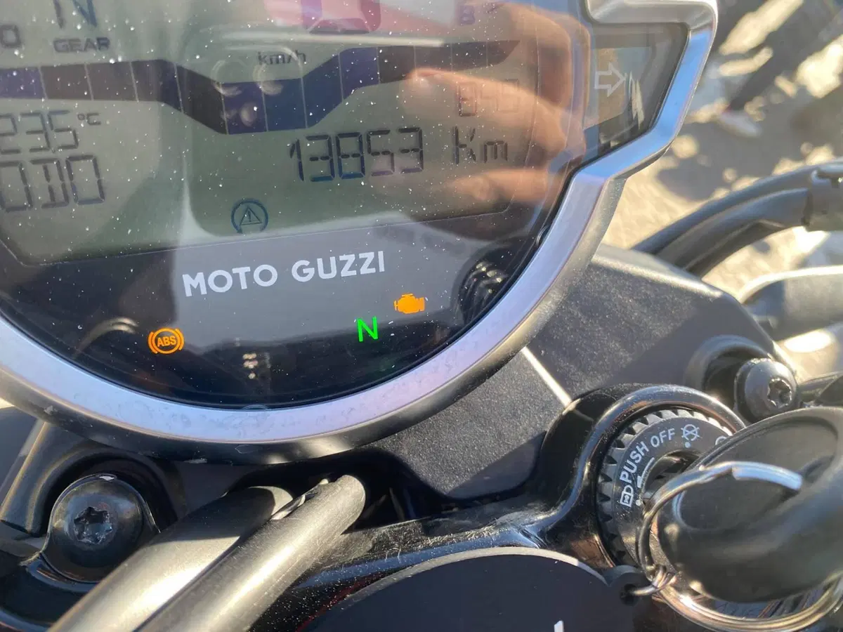 Moto Guzzi V7 Stone (2021 - 24) (3)