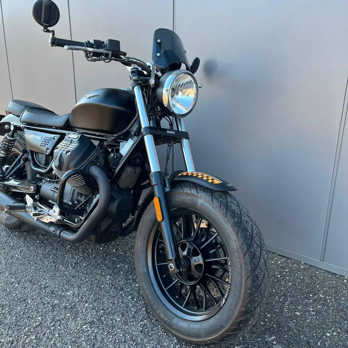 Moto Guzzi V9 Bobber (2016 - 18) (2)