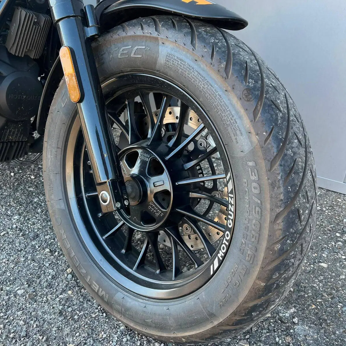 Moto Guzzi V9 Bobber (2016 - 18) (3)