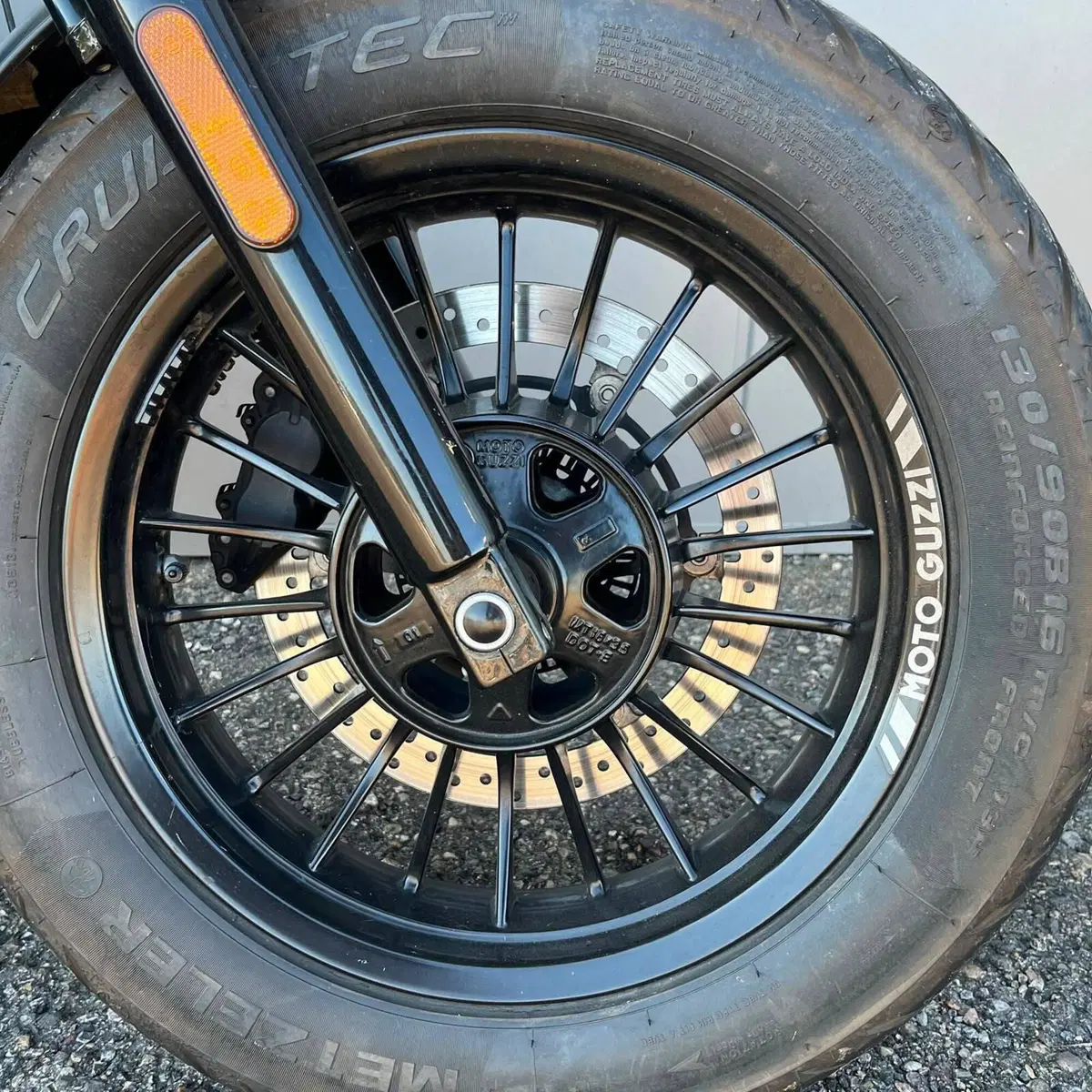 Moto Guzzi V9 Bobber (2016 - 18) (4)