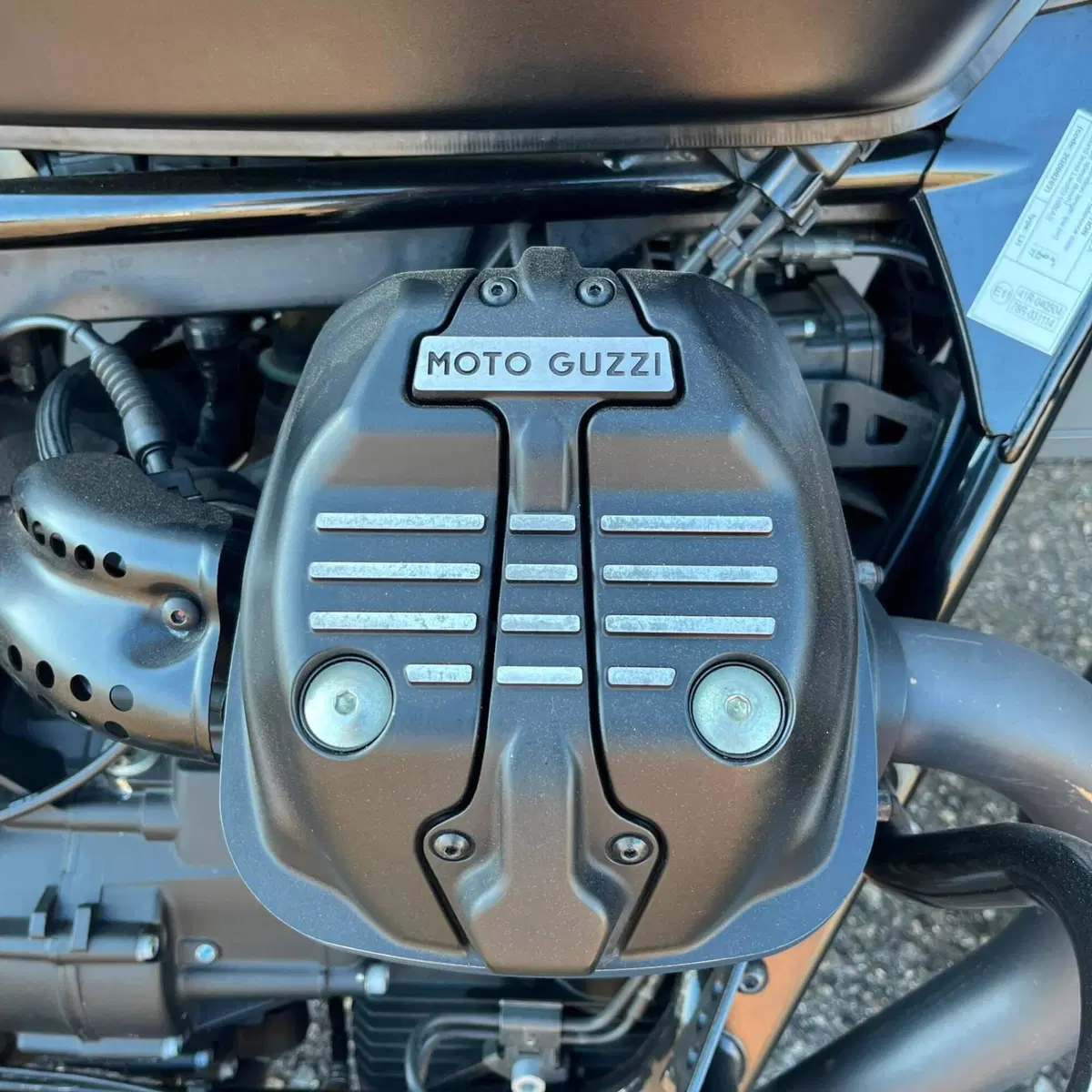 Moto Guzzi V9 Bobber (2016 - 18) (7)