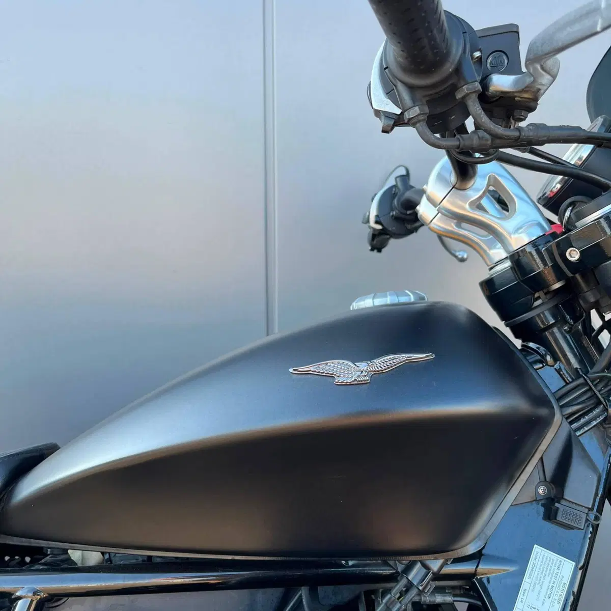 Moto Guzzi V9 Bobber (2016 - 18) (8)