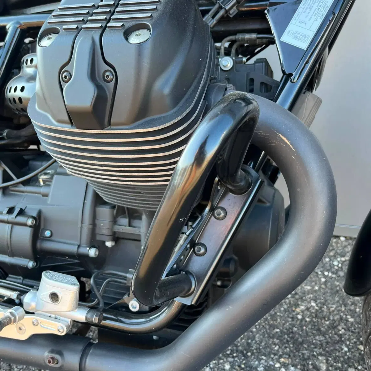 Moto Guzzi V9 Bobber (2016 - 18) (9)