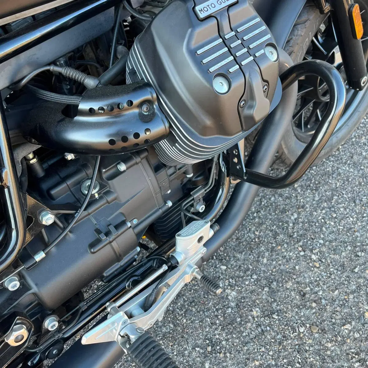 Moto Guzzi V9 Bobber (2016 - 18) (10)