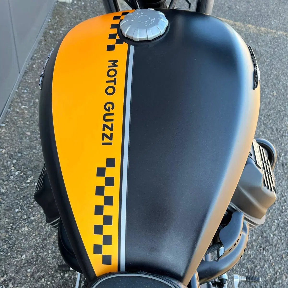 Moto Guzzi V9 Bobber (2016 - 18) (11)