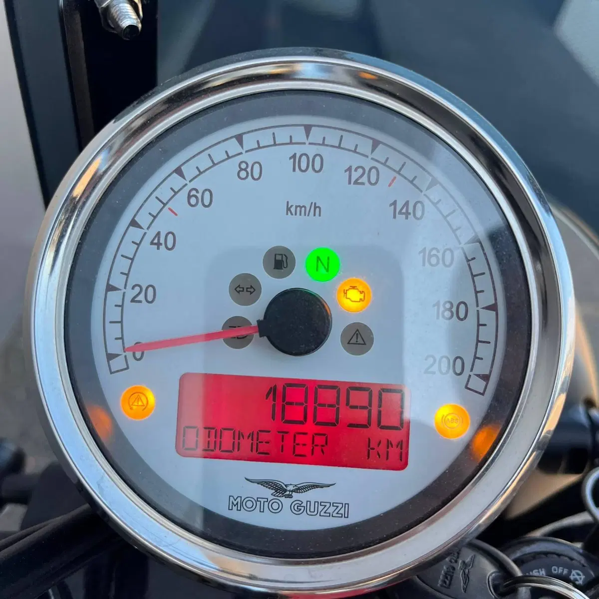 Moto Guzzi V9 Bobber (2016 - 18) (12)