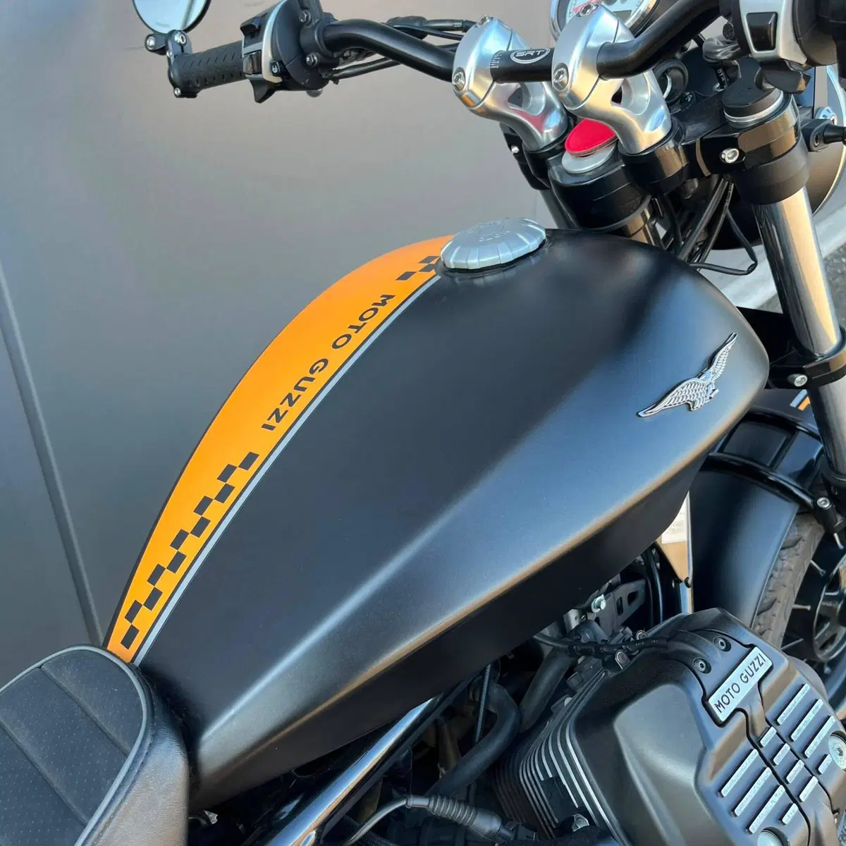 Moto Guzzi V9 Bobber (2016 - 18) (13)