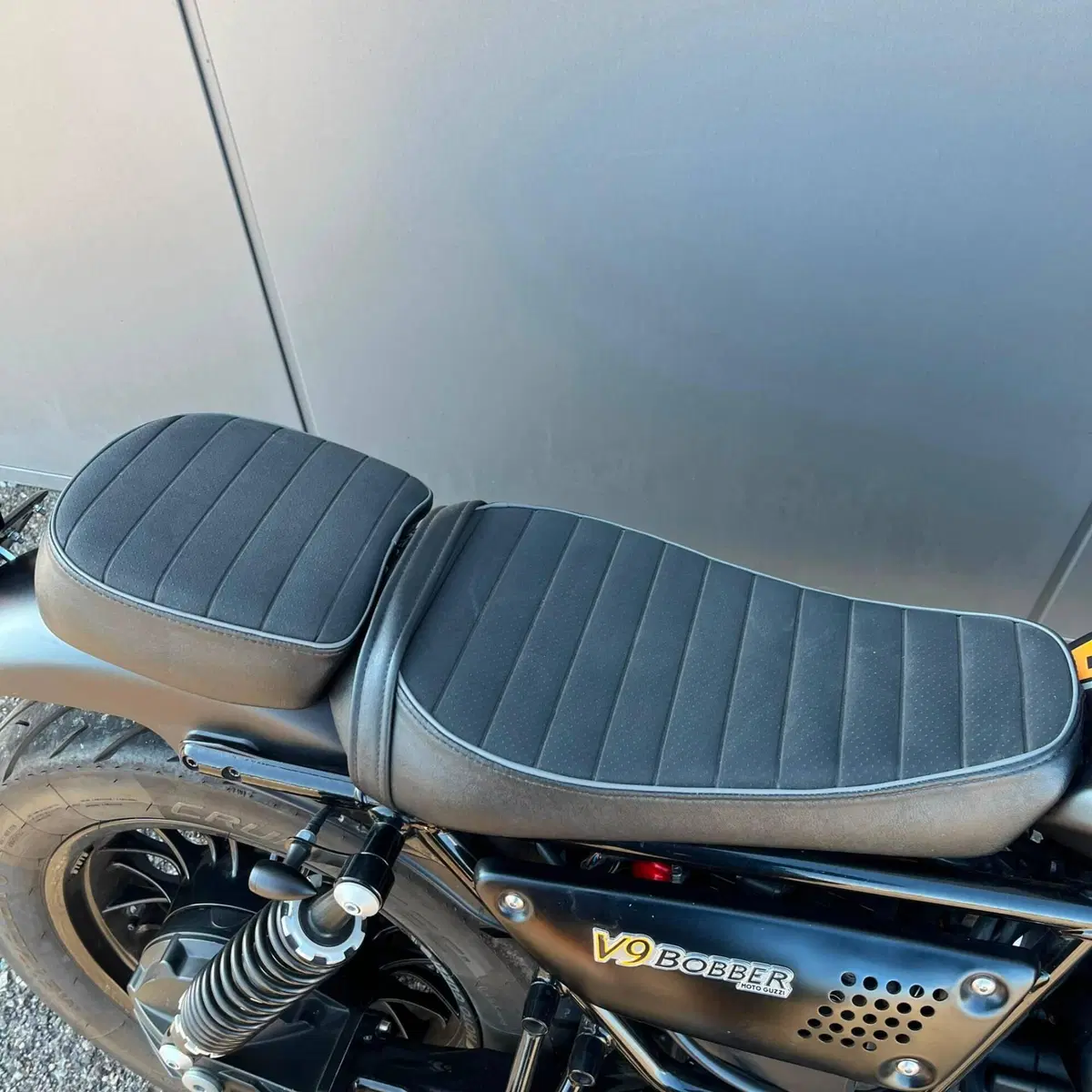 Moto Guzzi V9 Bobber (2016 - 18) (14)