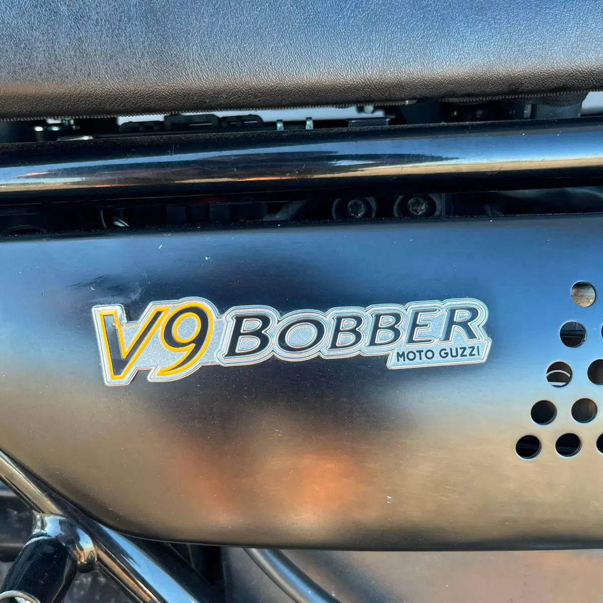 Moto Guzzi V9 Bobber (2016 - 18) (15)
