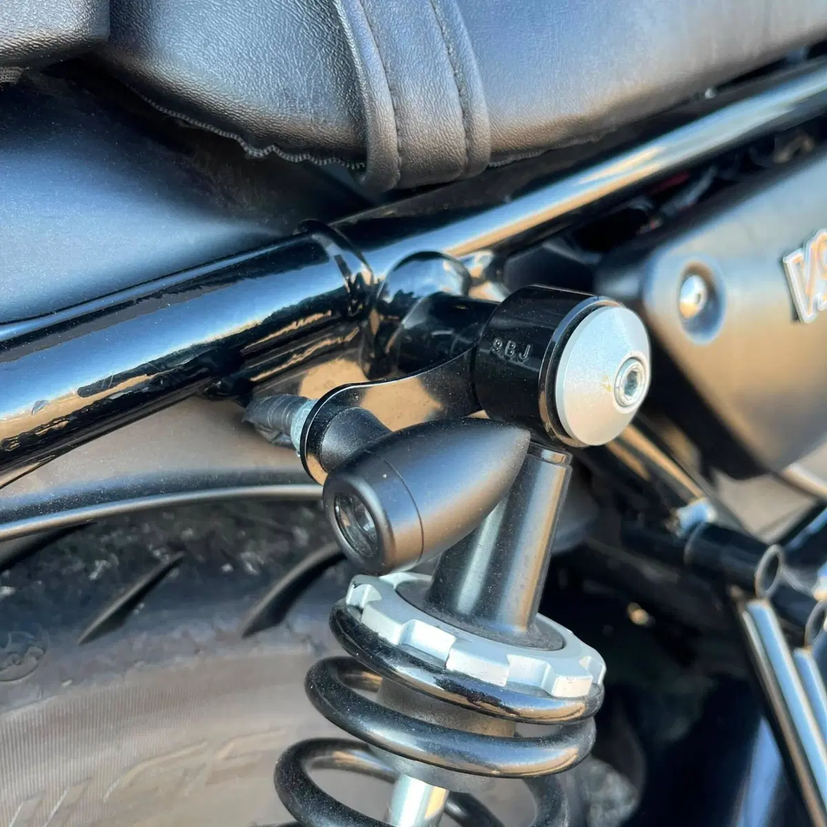 Moto Guzzi V9 Bobber (2016 - 18) (16)