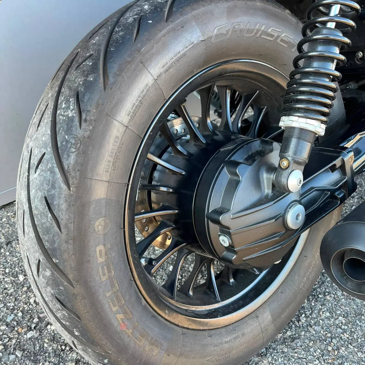 Moto Guzzi V9 Bobber (2016 - 18) (19)