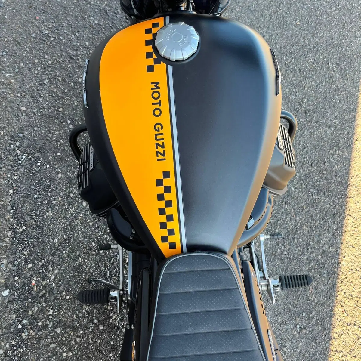 Moto Guzzi V9 Bobber (2016 - 18) (20)