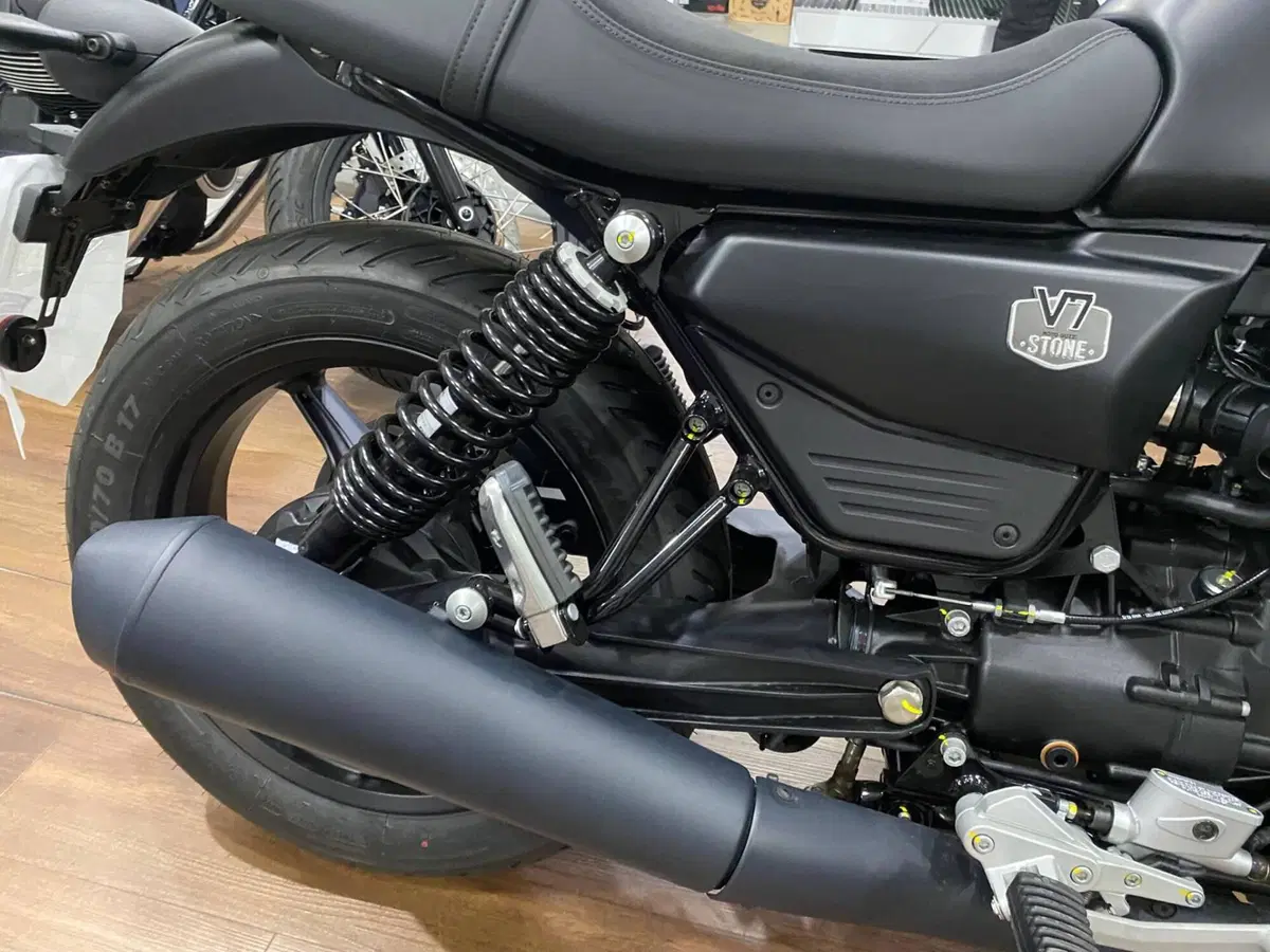Moto Guzzi V7 Stone (2025 - 26) (3)